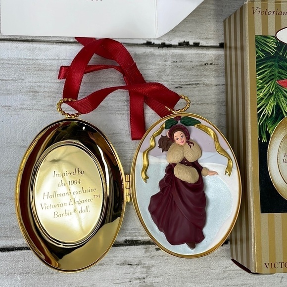 HALLMARK BARBIE VICTORIAN LOCKET ORNAMENT 1997 - Picture 1 of 5
